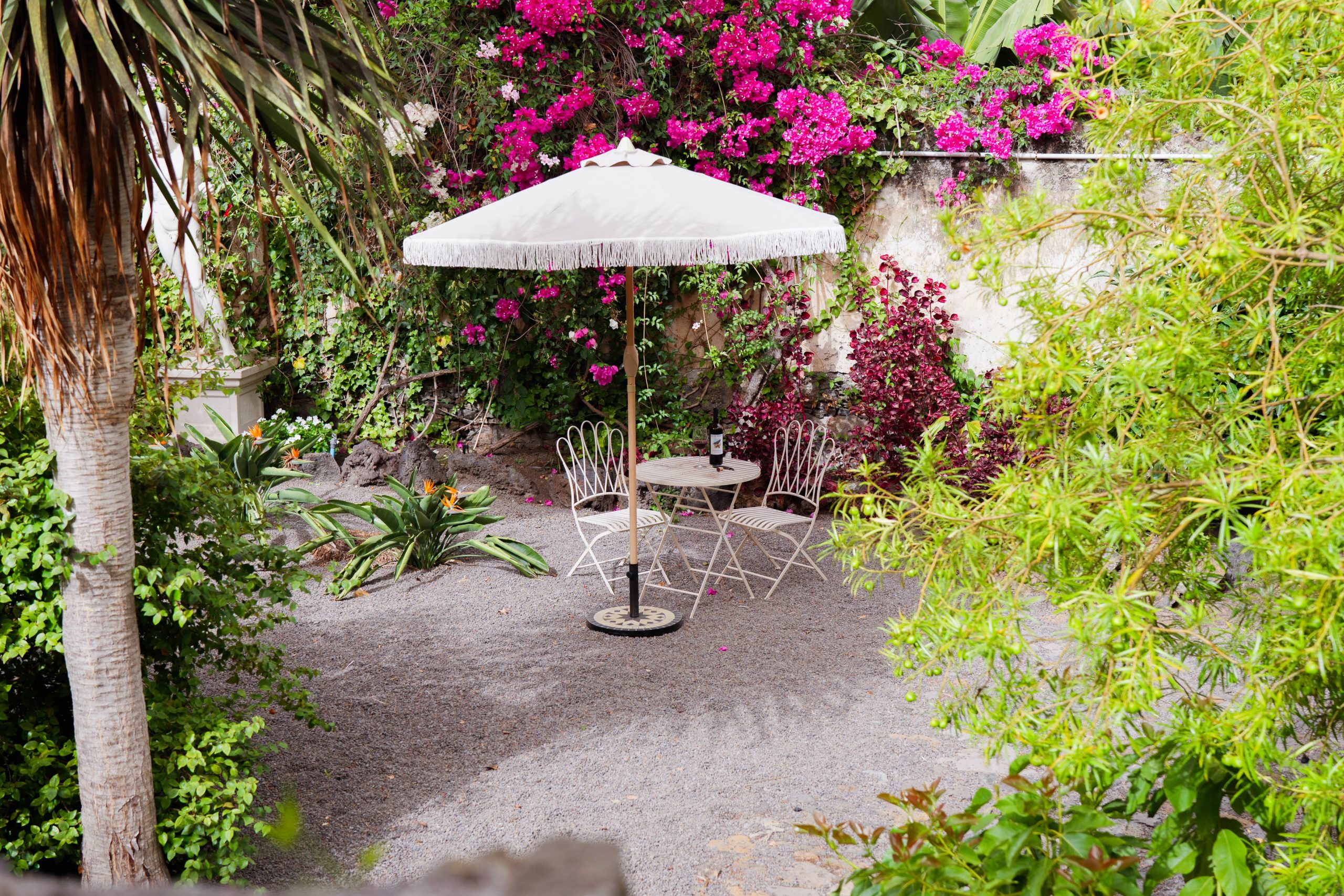Blick auf den historischen Garten mit Marmorskulpturen