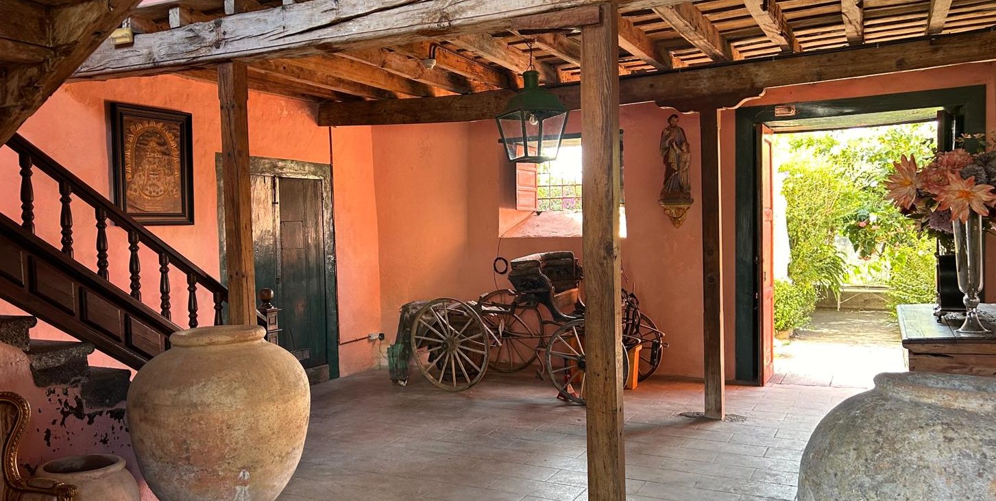 Detail des Haupteingangs und der historischen Innenräume