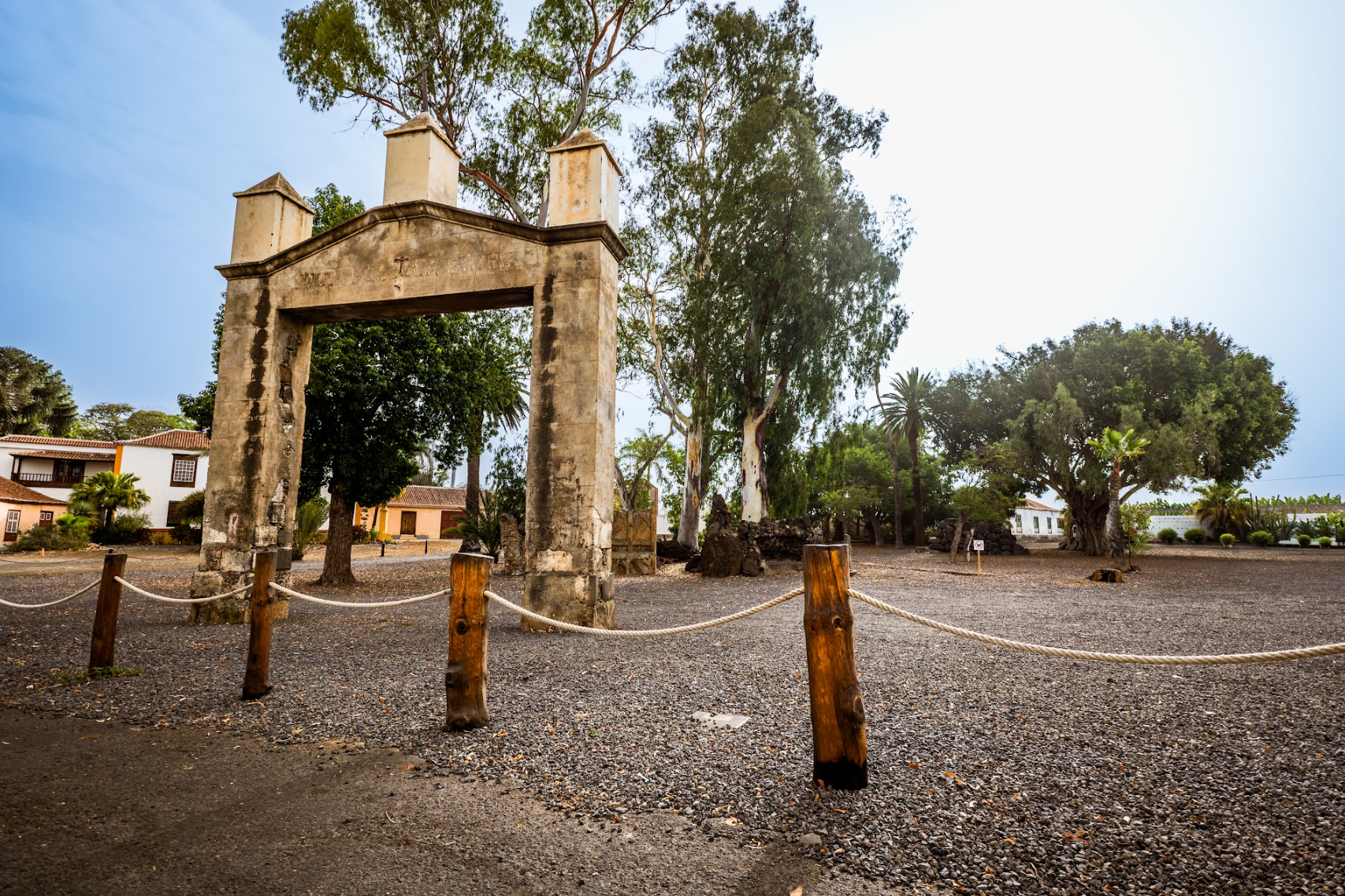 Blick auf den Llano de Argual und seinen historischen Bogen